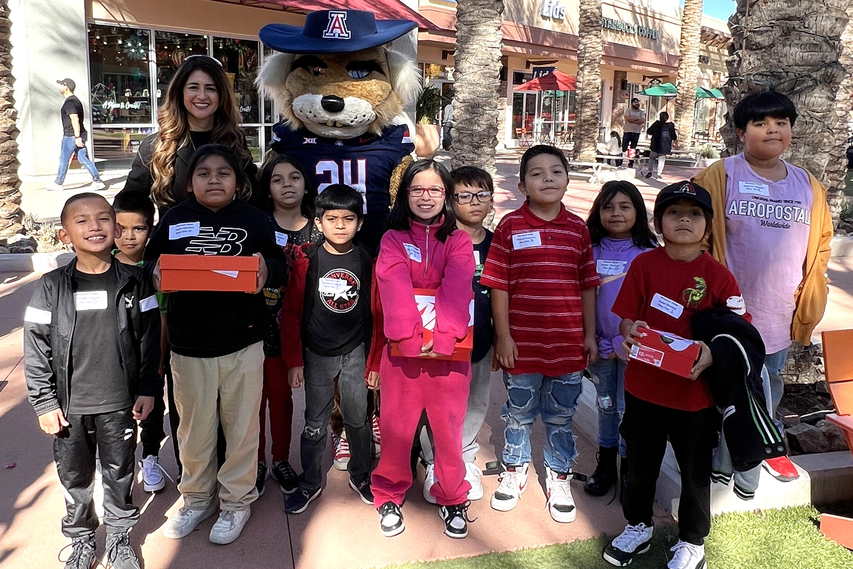 Students pose with Wilbur the Wildcat